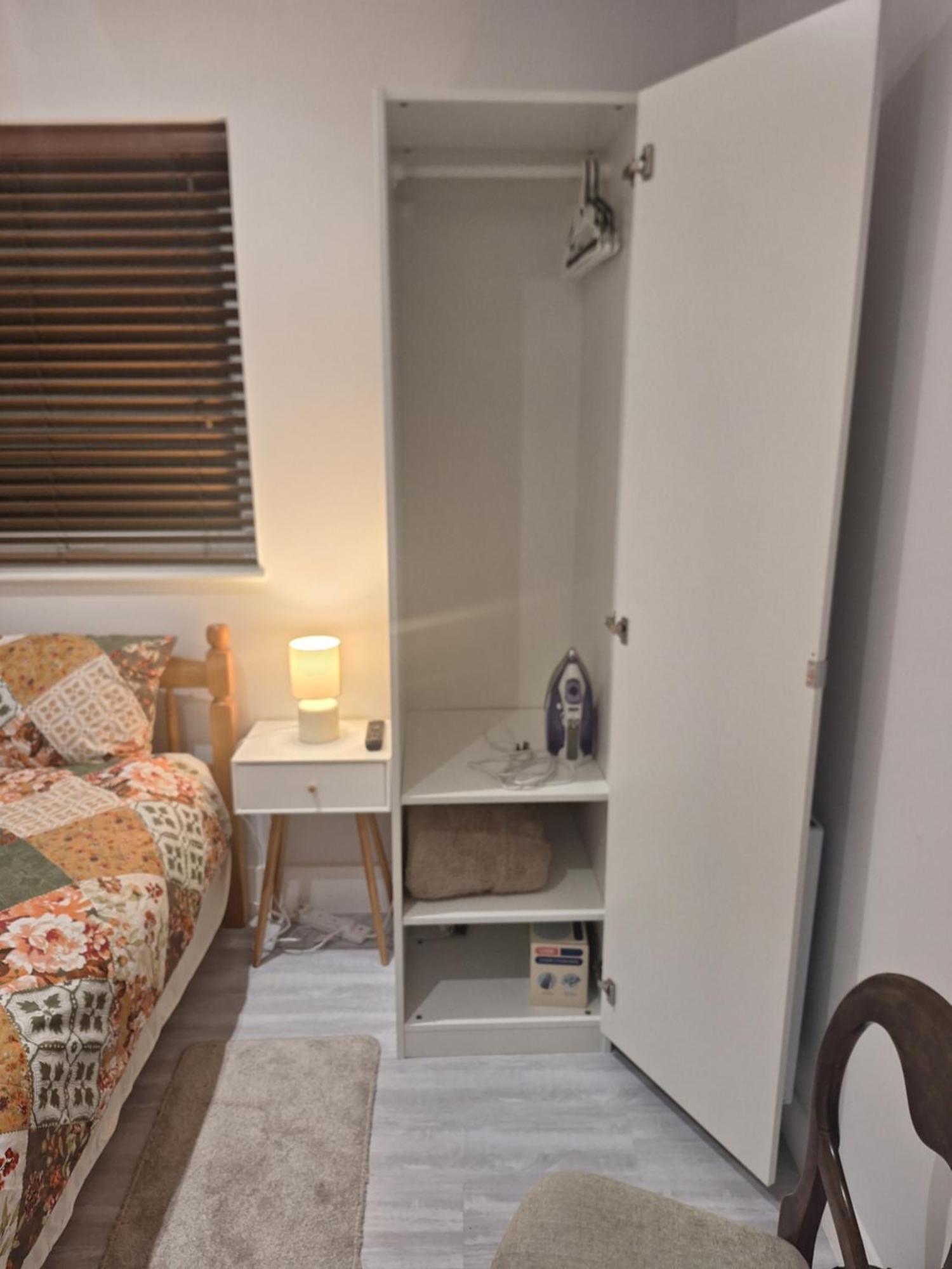 Budget Single Room Only For One Adult - Shared Flat Northolt  Екстер'єр фото