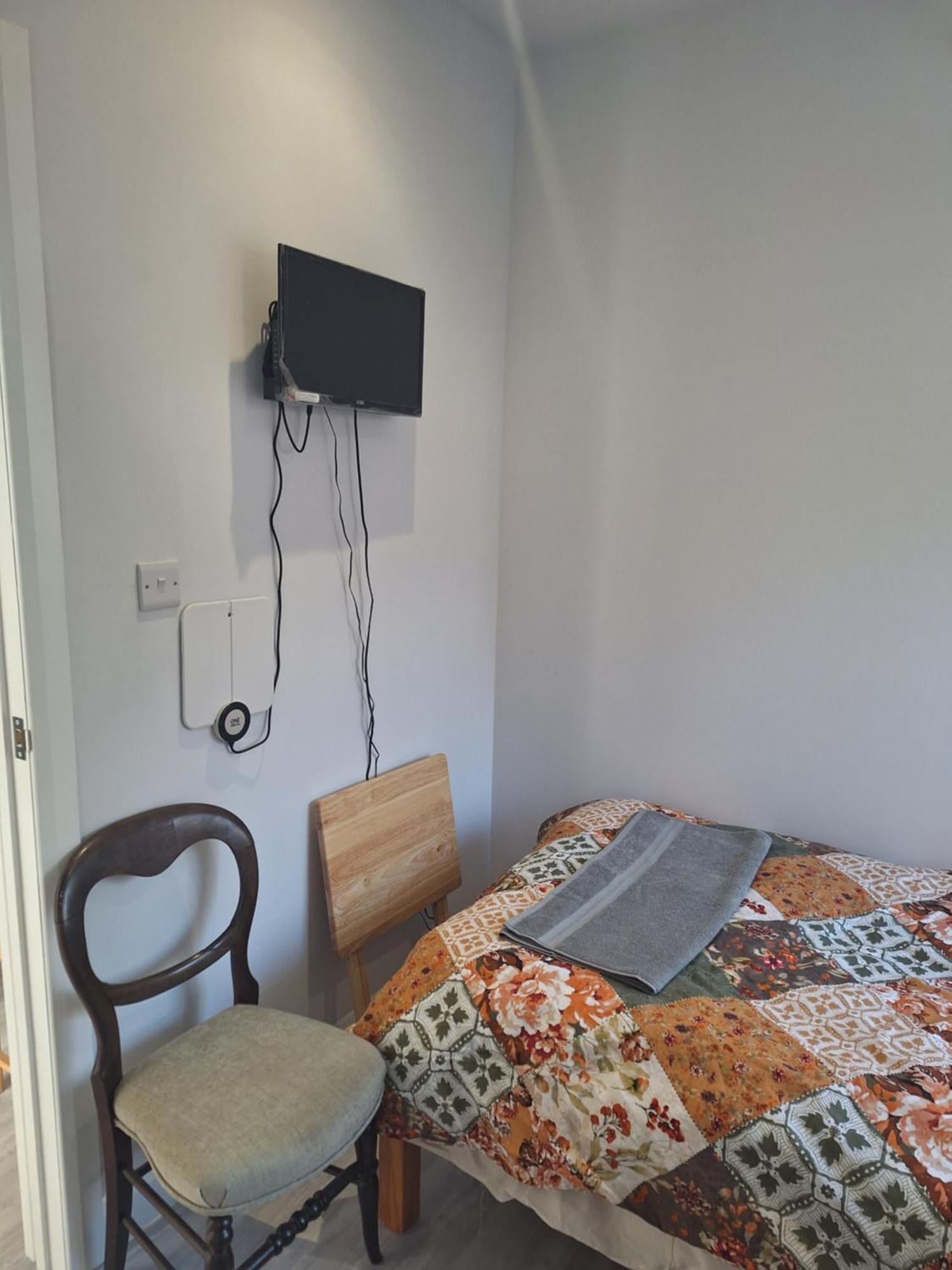 Budget Single Room Only For One Adult - Shared Flat Northolt  Екстер'єр фото