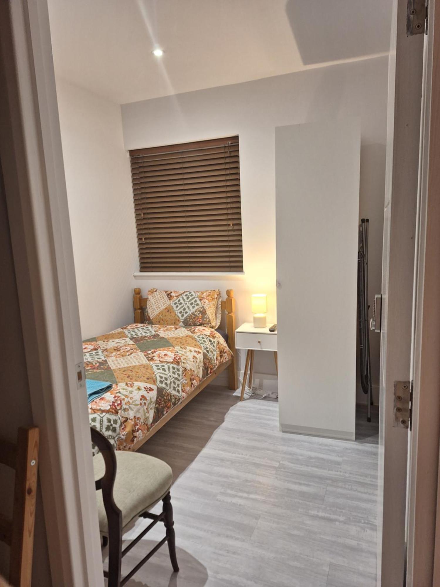 Budget Single Room Only For One Adult - Shared Flat Northolt  Екстер'єр фото