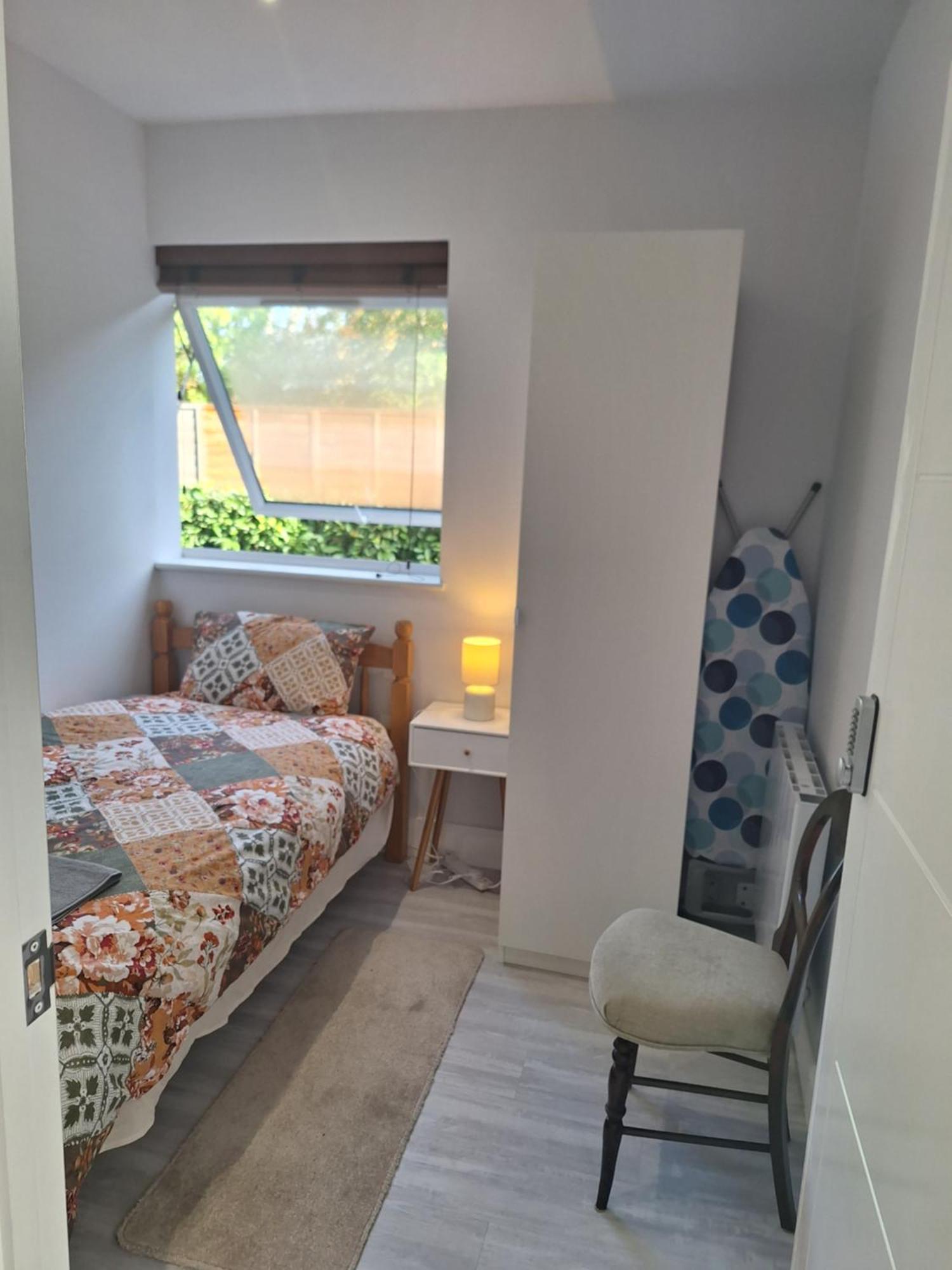 Budget Single Room Only For One Adult - Shared Flat Northolt  Екстер'єр фото