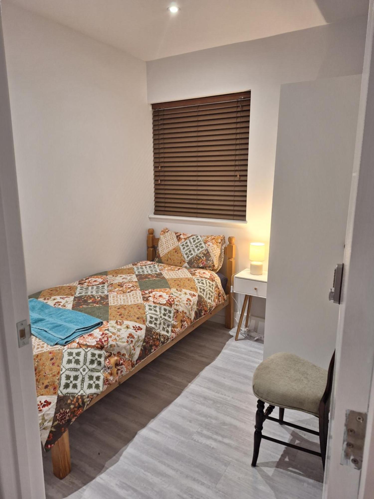 Budget Single Room Only For One Adult - Shared Flat Northolt  Екстер'єр фото
